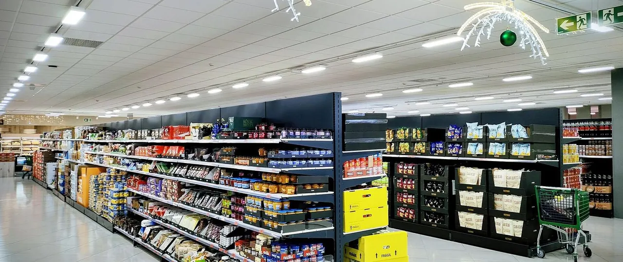 西班牙超市的食品貨架